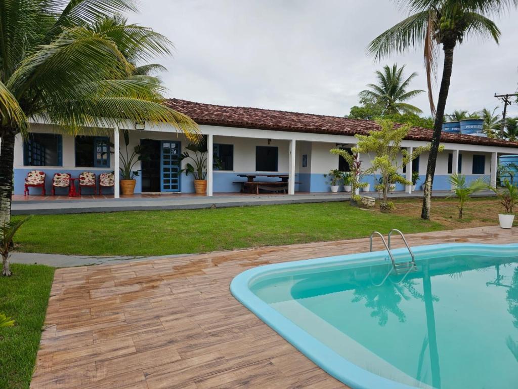 Villa con piscina frente a una casa en Mansão 6/4 Piscina & Mar en Olivença