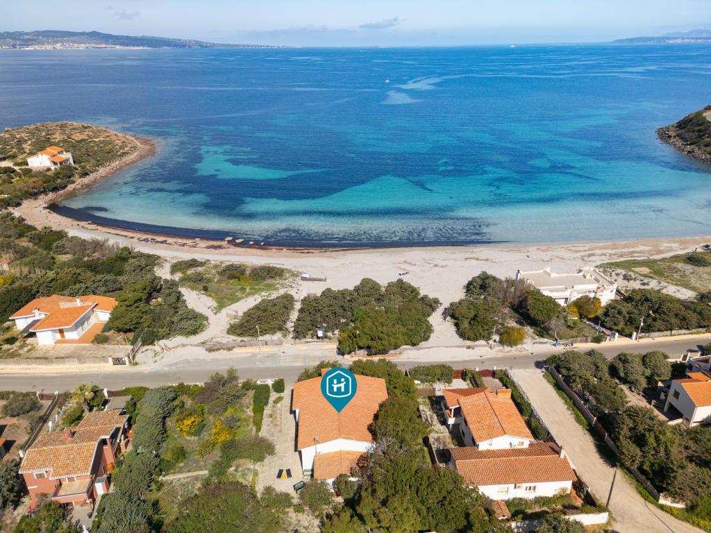 una vista aerea di un resort con spiaggia di Villa Mauro su mare a Calasetta