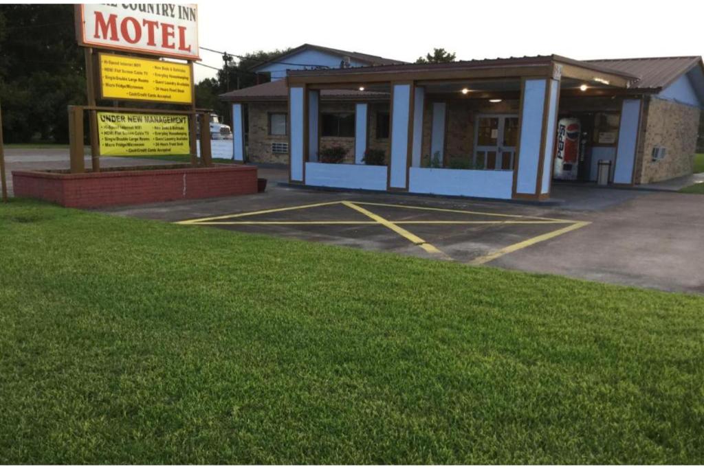 een lege parkeerplaats voor een motel bij Lake Country Inn in Riverside