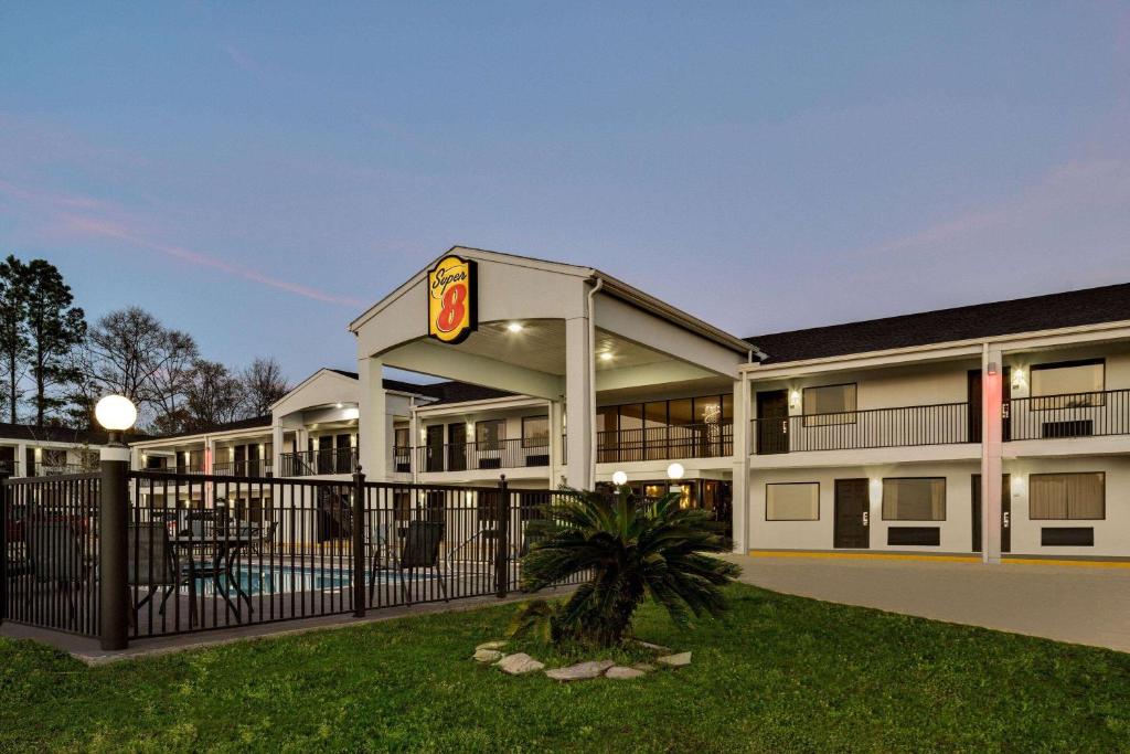 a rendering of the exterior of a hotel at Super 8 by Wyndham Ocean Springs Biloxi in Ocean Springs