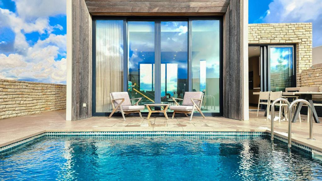 สระว่ายน้ำที่อยู่ใกล้ ๆ หรือใน CSS Celestial Smart Luxury Minthis Golf House