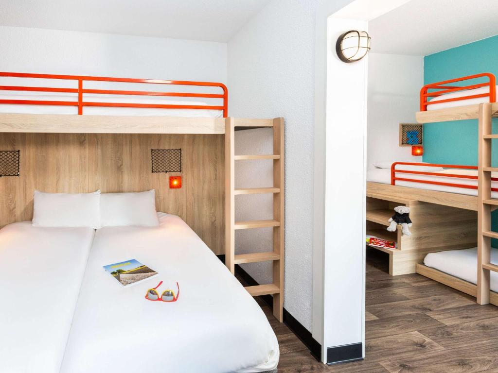 Postel nebo postele na pokoji v ubytování hotelF1 Thonon Les Bains Est