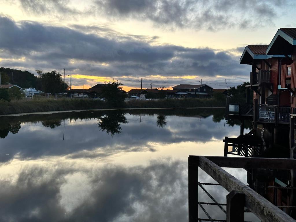 une réflexion du ciel dans une masse d'eau dans l'établissement Un air de paradis, à Gujan-Mestras
