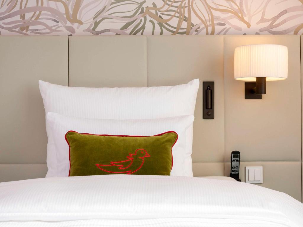 Postel nebo postele na pokoji v ubytování Mövenpick Hotel Stuttgart Messe & Congress