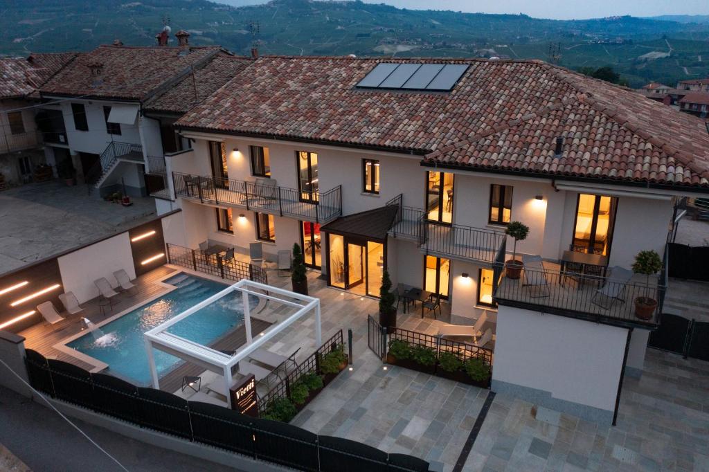 een luchtzicht op een huis met een zwembad bij Vietti Apartments in Castiglione Falletto