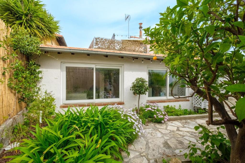 カーニュ・シュル・メールにあるPetite maison-studio Ba014sの白家