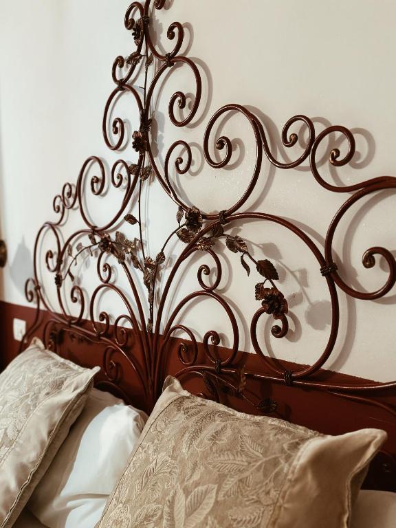 A bed or beds in a room at Residenza Sciarra B&B