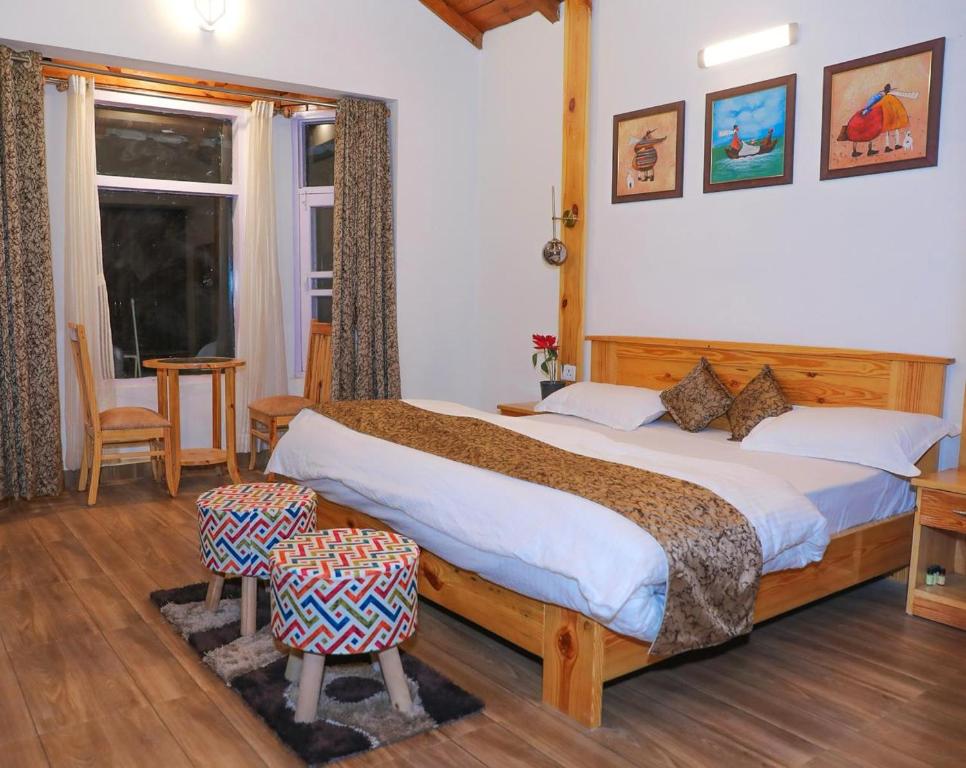 um quarto com uma cama grande e uma janela em Aaryam villa em Mukteshwar