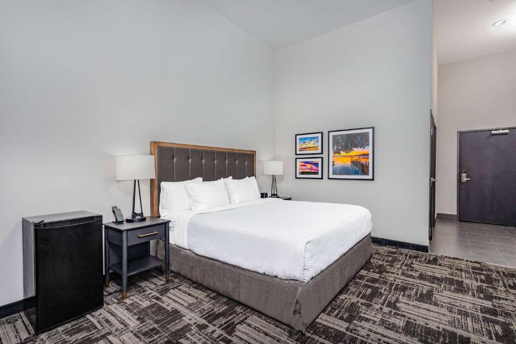 LaQuinta Suites by Wyndham South Bend Notre Dame Area photo