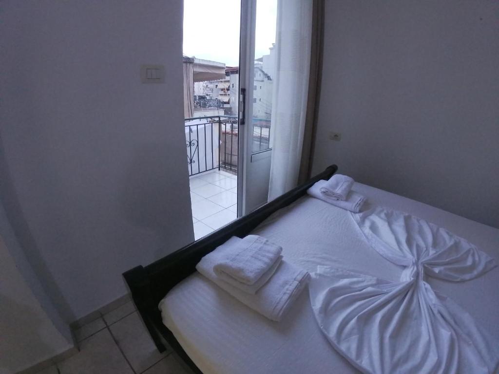 łóżko w pokoju z ręcznikami w obiekcie Hostel Casa Mia SR w Sarandzie