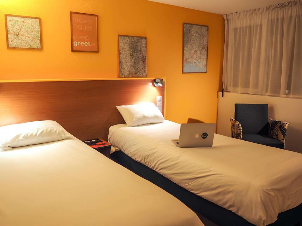 Postel nebo postele na pokoji v ubytování greet Hotel Belleville en Beaujolais A6