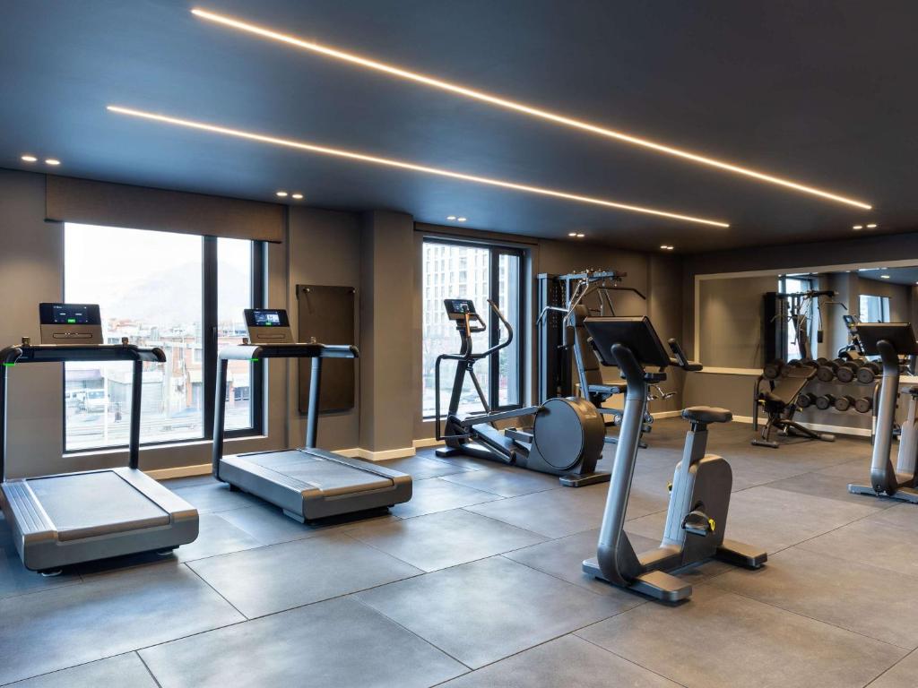 Fitness centrum a/nebo fitness zařízení v ubytování Mercure Tirana