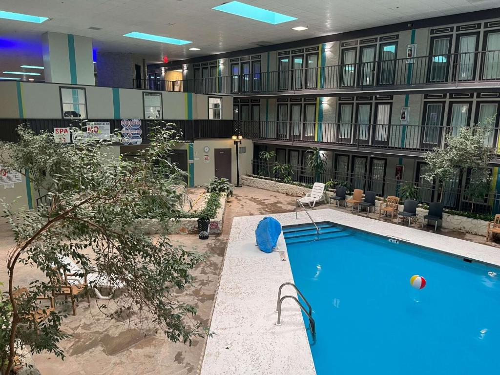 สระว่ายน้ำที่อยู่ใกล้ ๆ หรือใน Studio 6 Suites Amarillo, TX West Medical Center