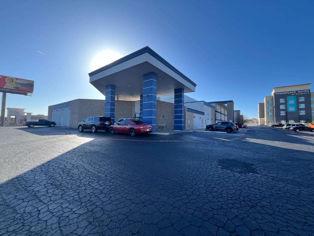 un parking avec des voitures garées devant un bâtiment dans l'établissement Studio 6 Amarillo, TX West Medical Center, à Amarillo