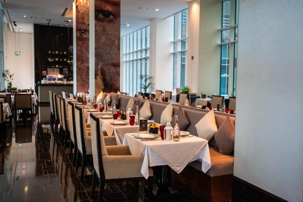 Restaurace v ubytování Ritz Carlton Residences DIFC Downtown Dubai
