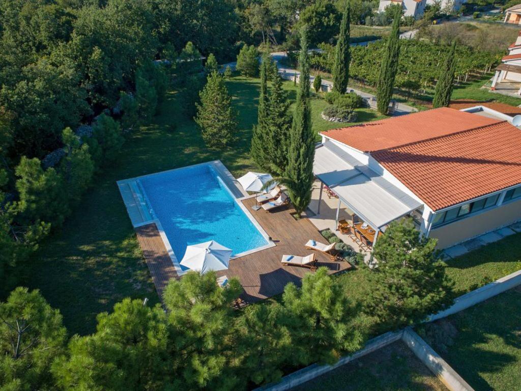 einen Blick über ein Haus mit Pool in der Unterkunft Ferienhaus mit Privatpool für 6 Personen ca 160 m in Rogocana, Istrien Bucht von Raša in Raša