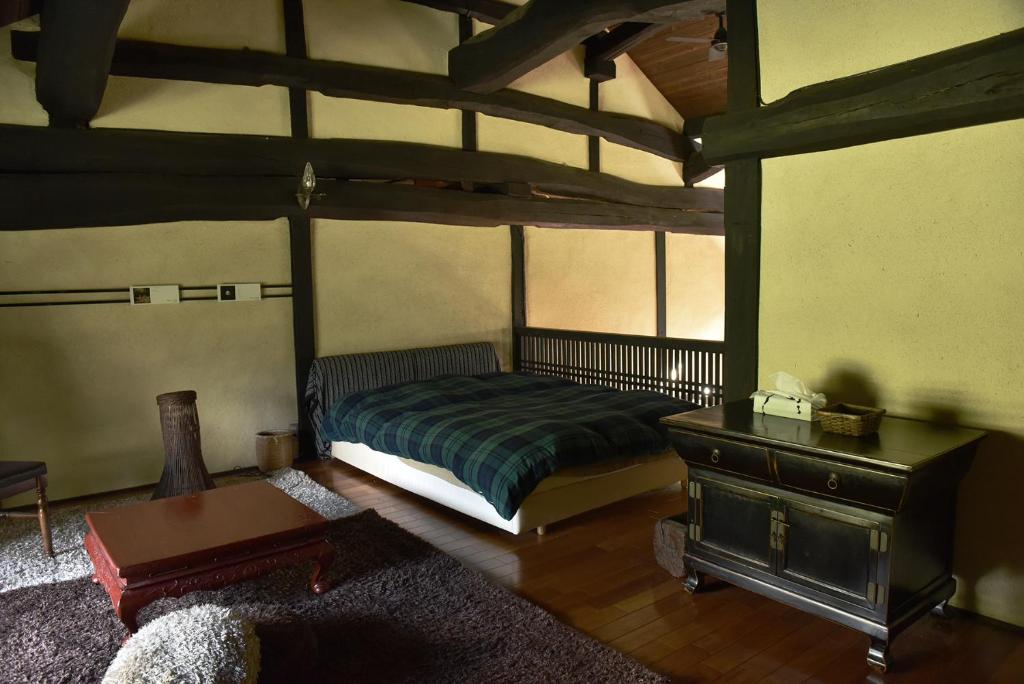 sabouしが في ماتسوموتو: غرفة نوم مع سرير وخزانة في غرفة