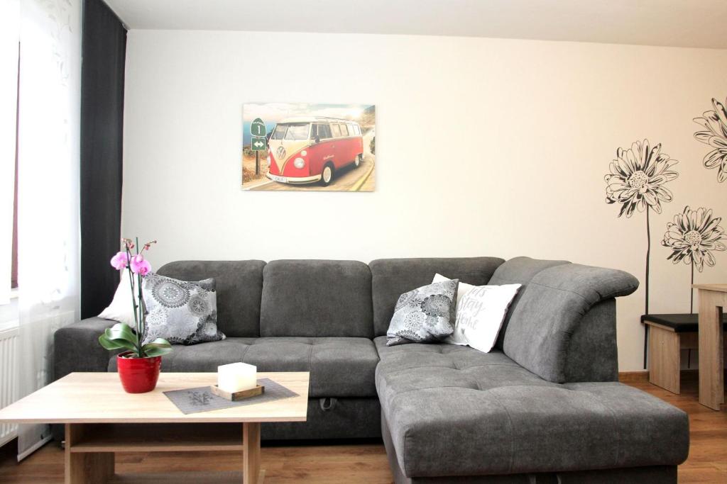 sala de estar con sofá y mesa en Ferienwohnung Hengemes, 45qm, en Medebach