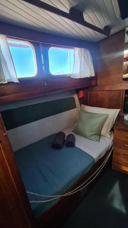 małe łóżko na tyłach pociągu w obiekcie PIAM - Boat House w Faro