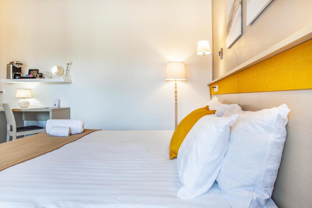 Postel nebo postele na pokoji v ubytování Hotel La Longeraie