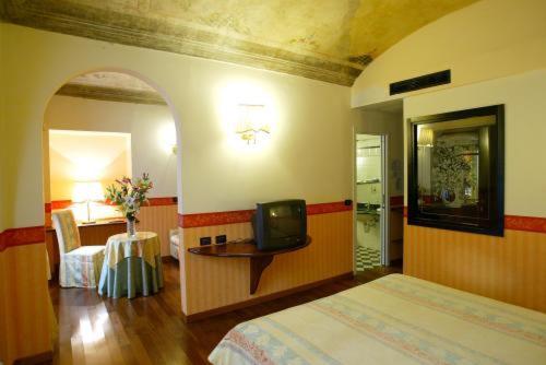 TV a/nebo společenská místnost v ubytování Hotel Due Mondi