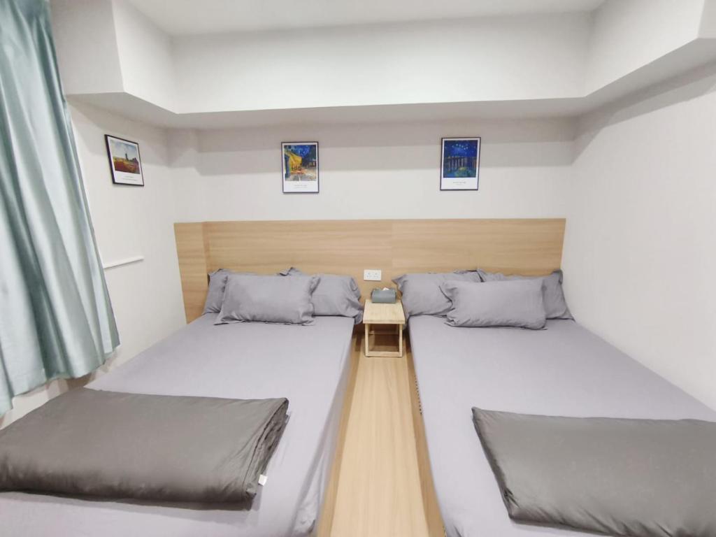 Postel nebo postele na pokoji v ubytování Nap Hella Inn