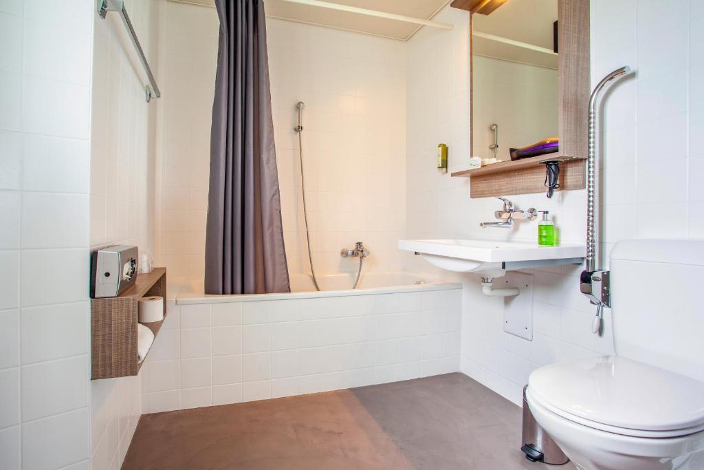 Koupelna v ubytování Hotel La Longeraie