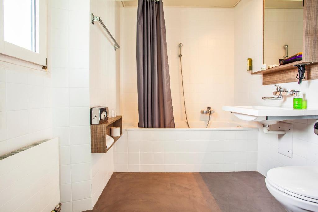 Koupelna v ubytování Hotel La Longeraie