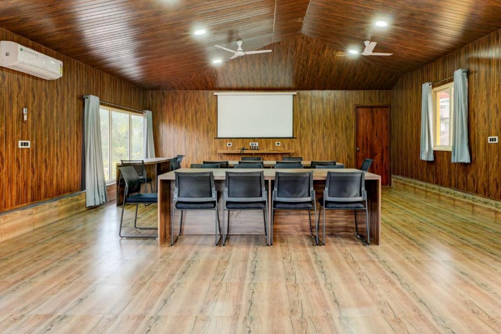 uma sala de conferências com uma grande mesa e cadeiras em 4D's Coast,Vagator em Vagator