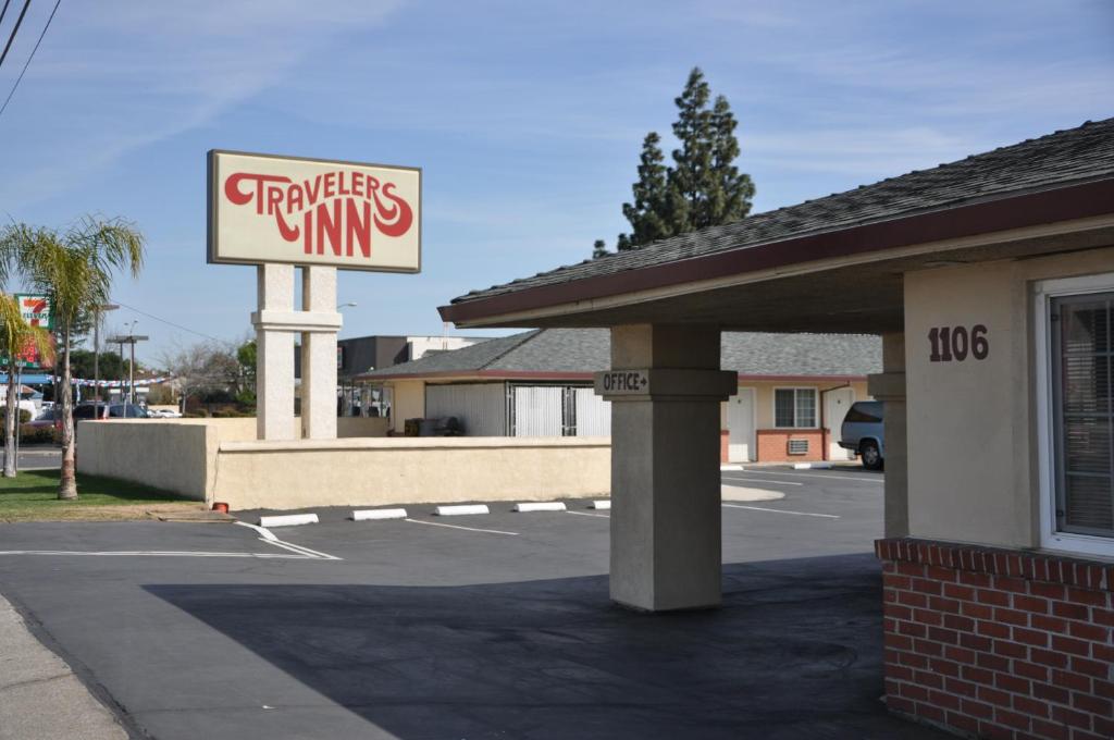 a sign for a thrifty mcdonalds in a parking lot at Travelers Inn Manteca in Manteca