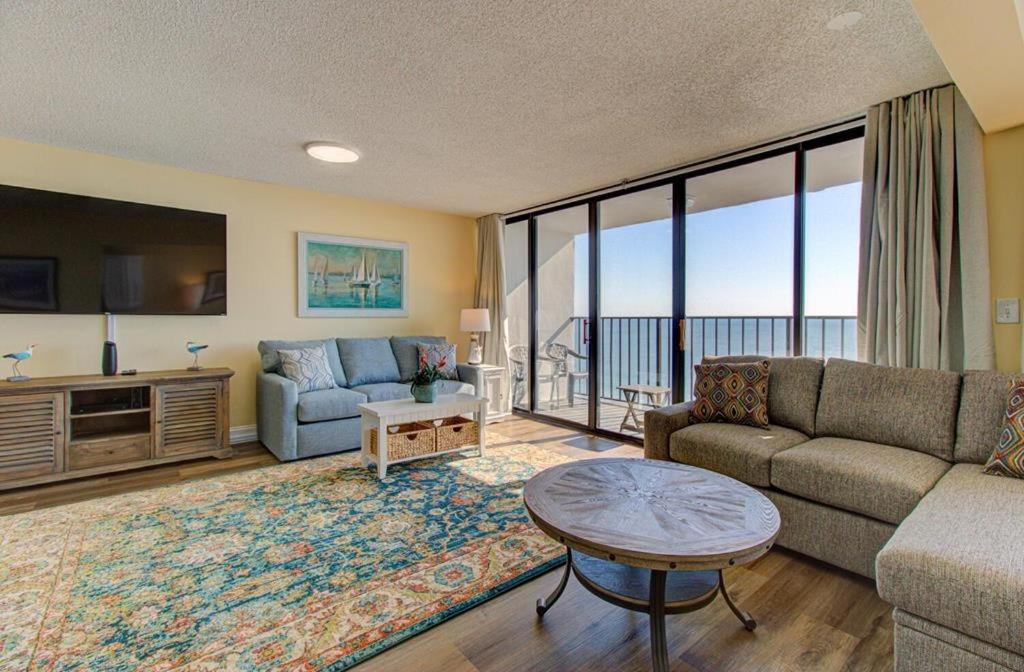 Ruang duduk di 1110 Lake Lure By The Sea by Atlantic Towers