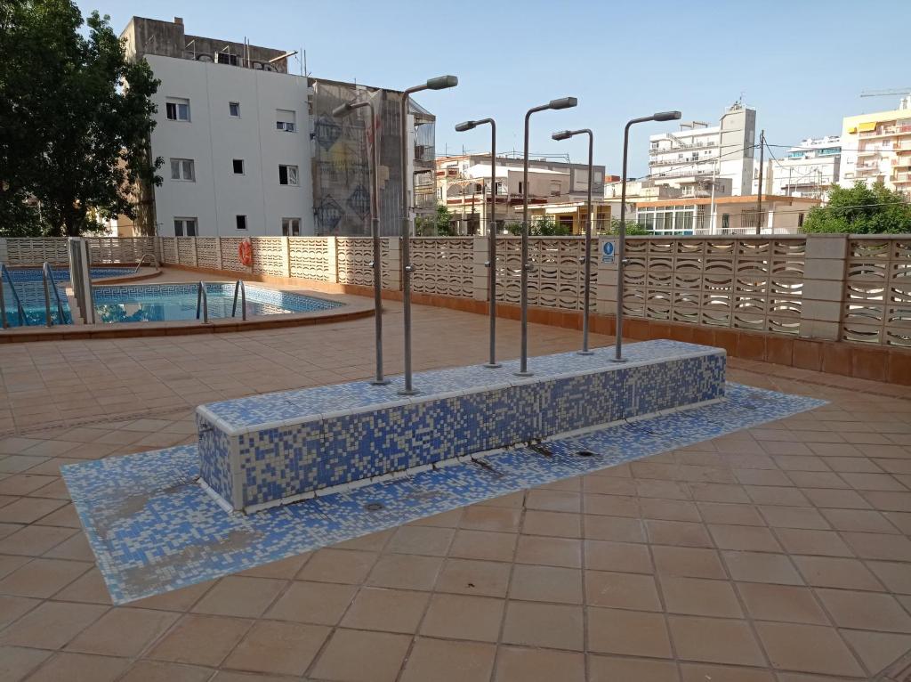 Bazén v ubytování Apartamentos Bonaire 1ª Linea Wifi Solo Familias Serviplaya nebo v jeho okolí