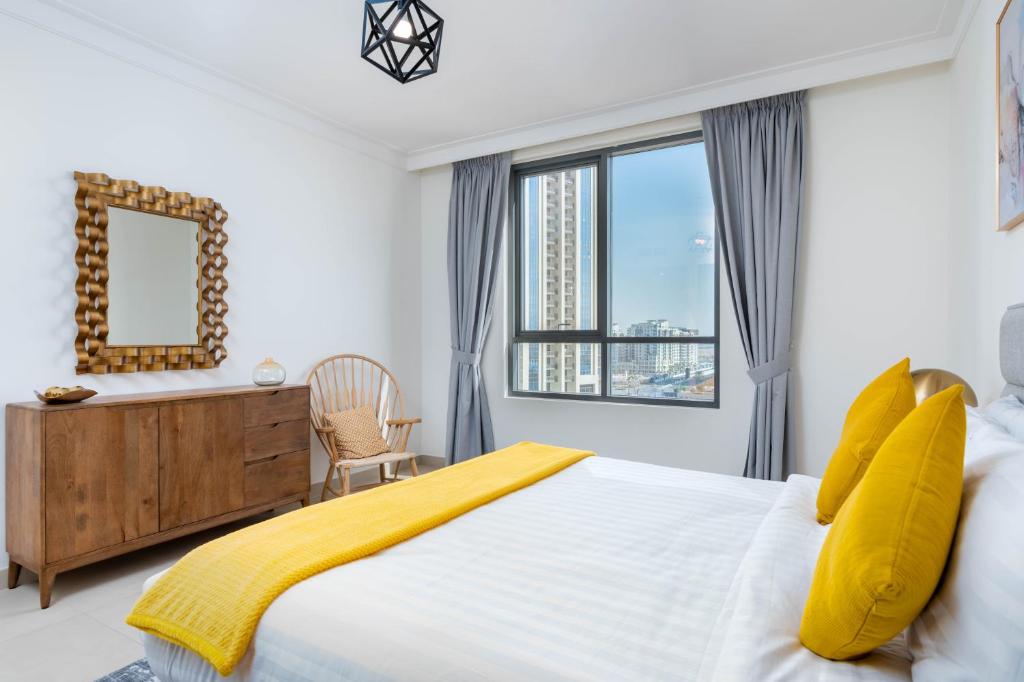 Postel nebo postele na pokoji v ubytování Ultimate Stay / 7 people / Spacious / Dubai Creek with Marina Views