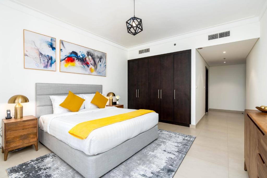 Postel nebo postele na pokoji v ubytování Ultimate Stay / 7 people / Spacious / Dubai Creek with Marina Views