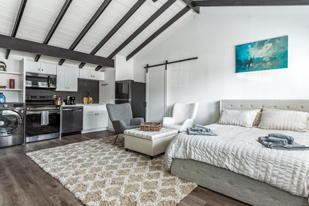 Cet appartement comprend une chambre avec un lit et un canapé ainsi qu'une cuisine. dans l'établissement Private Studio Oasis with Nature at Your Doorstep, à Thousand Oaks