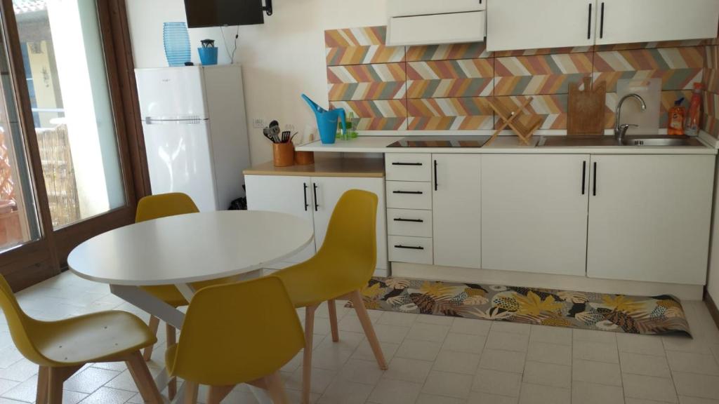 Kuchyň nebo kuchyňský kout v ubytování la torretta casale grandangolo