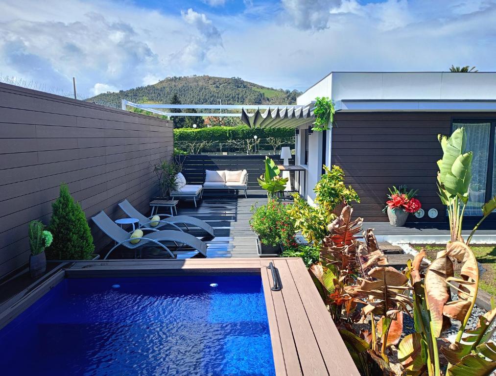 een achtertuin met een zwembad en een patio bij Norte de Santillana in Santillana del Mar