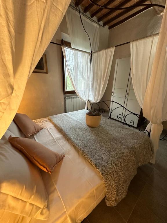Postel nebo postele na pokoji v ubytování - Il Casale Toscano - 1900mt from The Tower of Pisa & Trains station - Free Parking - No Breakfast - No air conditioning but fan - ONLY SELF CHECK-IN ACCESS FROM 5 PM