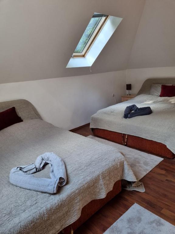 A bed or beds in a room at Tündérerdő