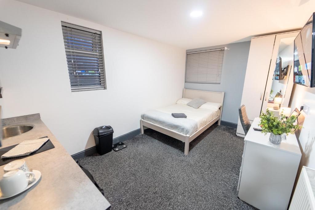 Piccola camera con letto e cucina. di Charming studio in Birmingham a Birmingham