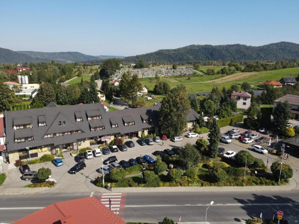 an aerial view of a parking lot with a building at Hotel Vesta Centrum Konferencyjno Wypoczynkowe in Jeleśnia