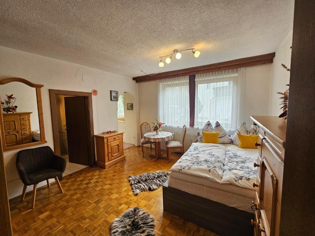 1 dormitorio con 1 cama y sala de estar en Apartment Aleks, en Bach