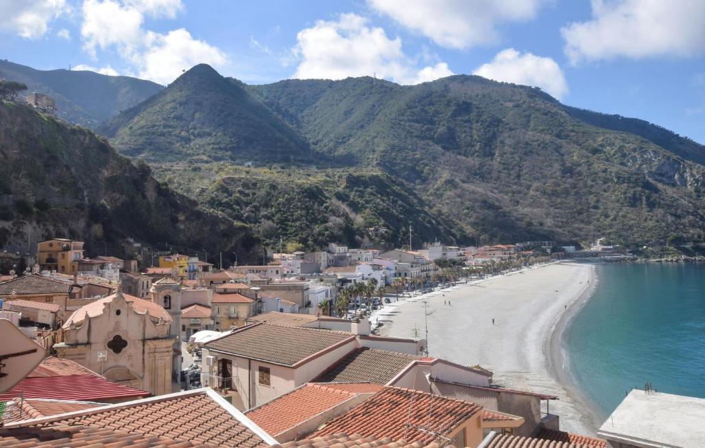 - une vue sur la ville, la plage et les montagnes dans l'établissement 4 Bedroom Amazing Home In Scilla, à Scilla