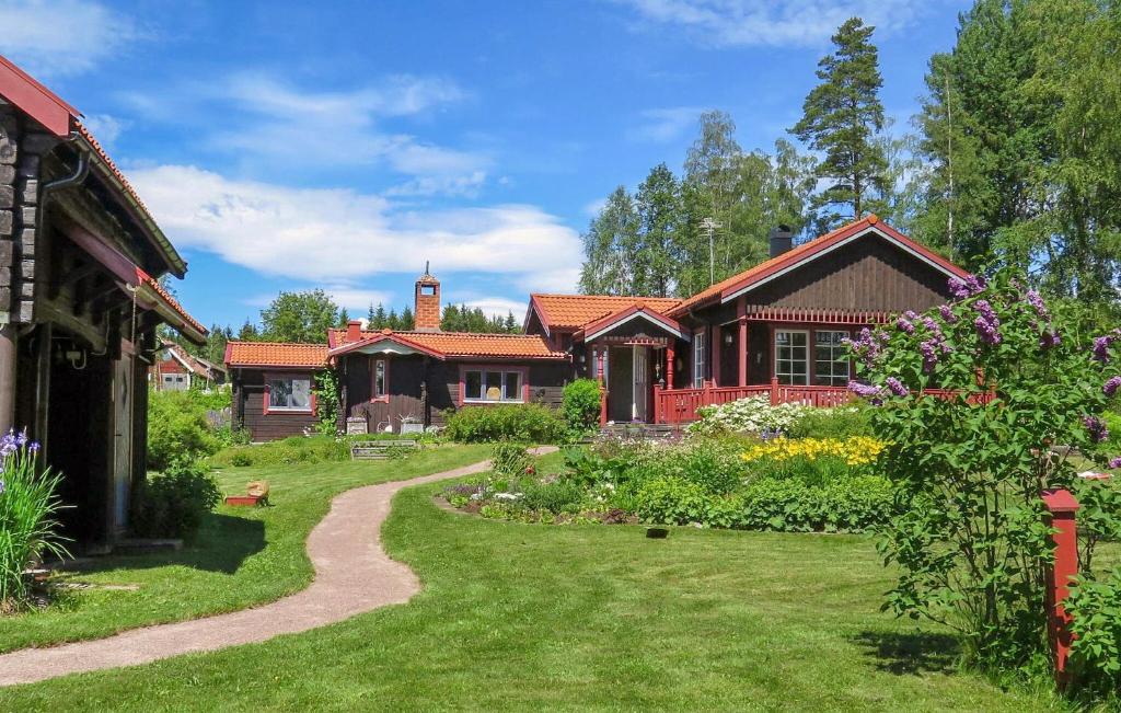 una casa con un jardín delante de ella en Beautiful Home In Leksand With Wifi, en Leksand