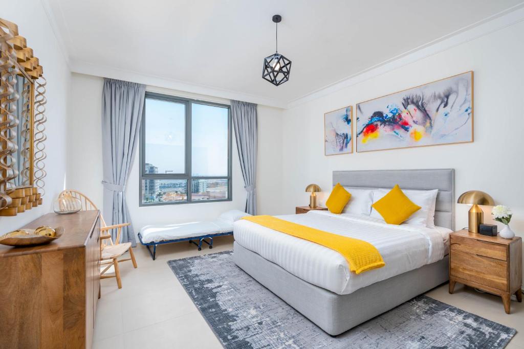 Postel nebo postele na pokoji v ubytování Ultimate Stay / 7 people / Spacious / Dubai Creek with Marina Views