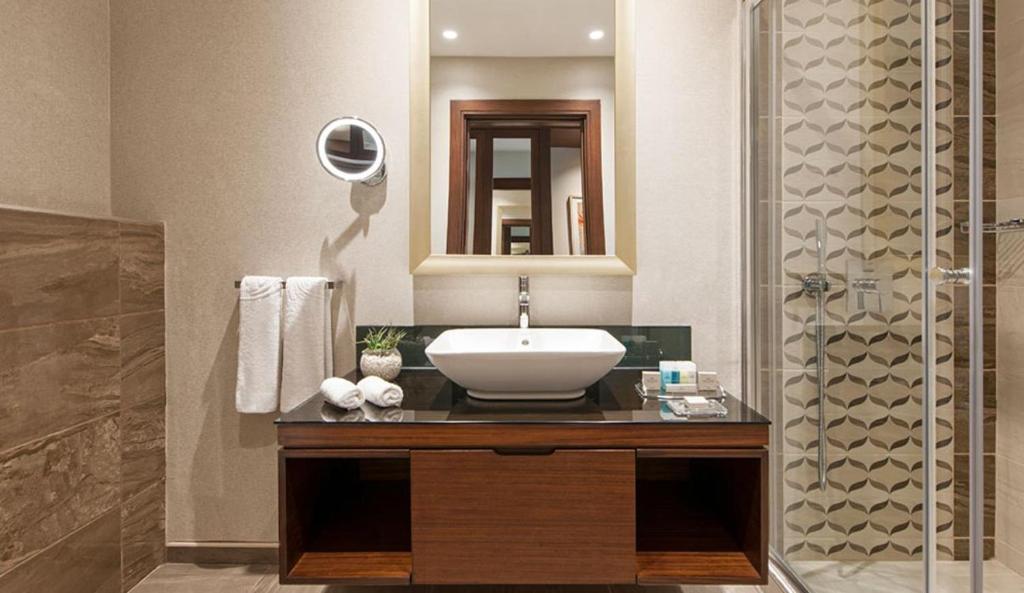 Um banheiro em Elite World Grand Istanbul Basın Ekspres