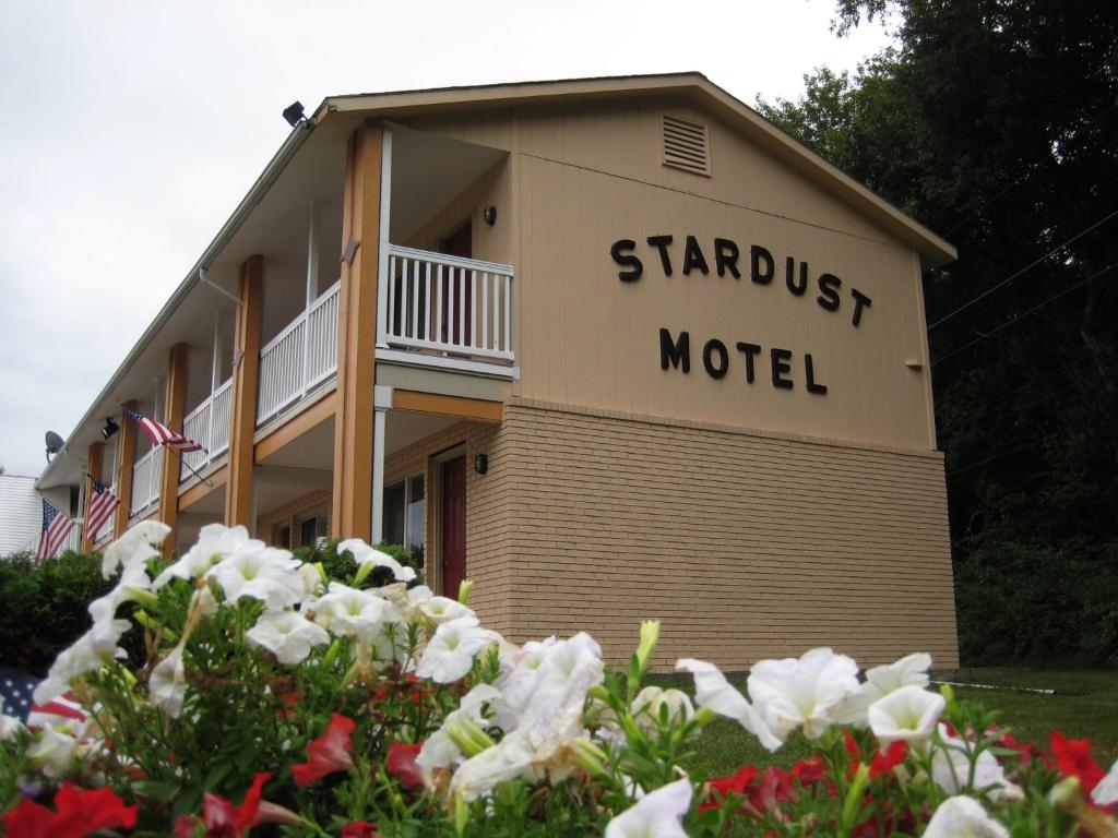 Um edifício com a placa do motel Stanford em Stardust Motel em North Stonington