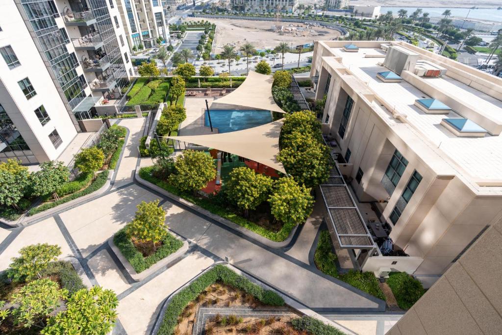 Bazén v ubytování Ultimate Stay / 7 people / Spacious / Dubai Creek with Marina Views nebo v jeho okolí