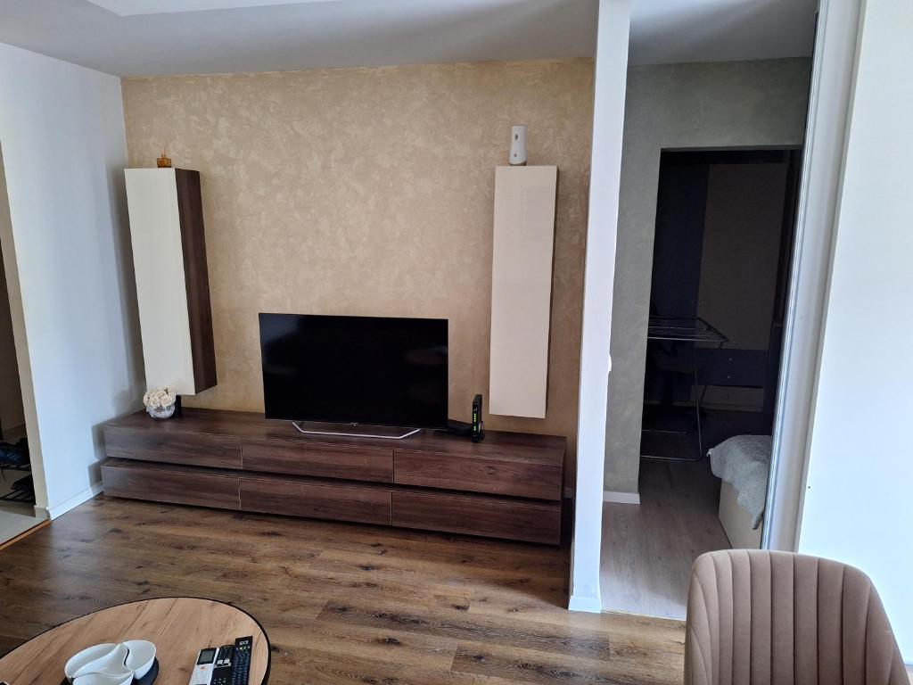 een woonkamer met een flatscreen-tv op een dressoir bij Appartment in Zenica