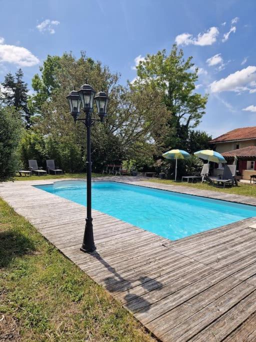 un pôle lumineux à côté d'une piscine dans l'établissement Maison superbe sur 2 étages avec piscine, à Celles